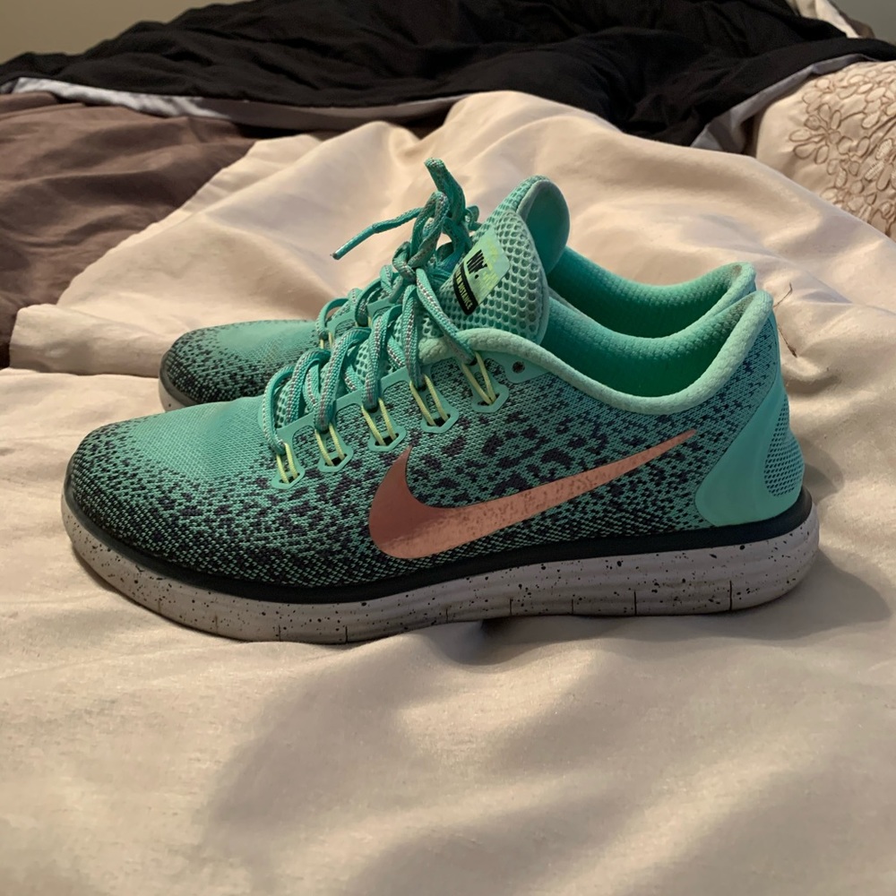 Women’s NIKE free run shoes